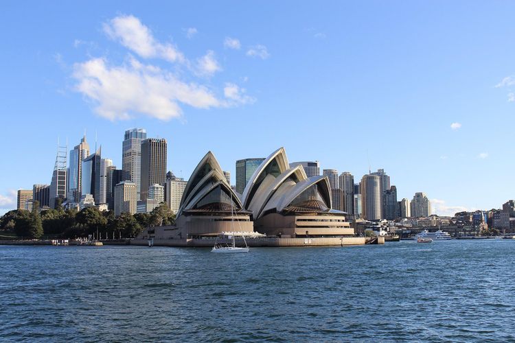 Ilustrasi pemandangan kota Sydney dan Sydney Opera House.