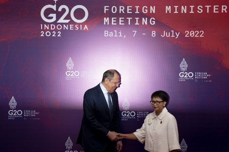 Menteri Luar Negeri Indonesia Retno Marsudi (kanan) menyambut Menteri Luar Negeri Rusia Sergei Lavrov (kiri) selama Pertemuan Menlu G20 di Nusa Dua di pulau resor Indonesia Bali pada 8 Juli 2022. 