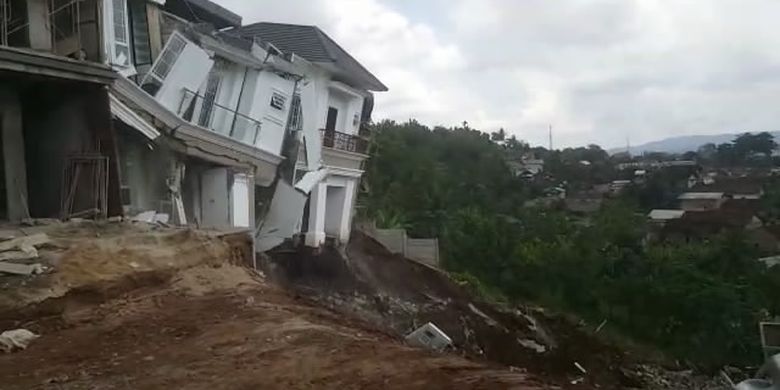 Salah satu rumah mewah di perumahan elit Citraland yang rubuh. (FOTO: Capture video)