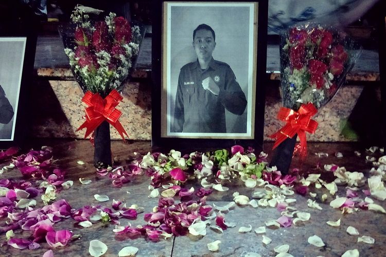 Foto Gilang Endi, mahasiswa yang meninggal saat mengikuti Diklatsar Menwa UNS, dipajang di Boulevard UNS, saat doa bersama 100 Lilin untuk GE, Selasa (26/10/2021) malam.