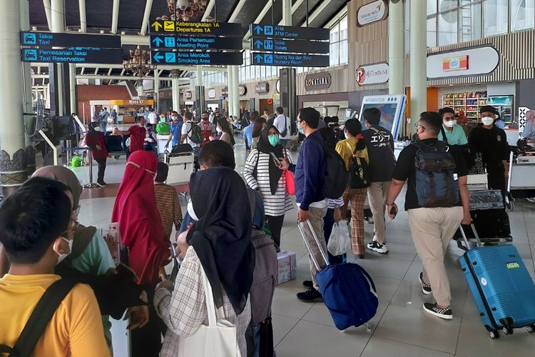 Suasana para penumpang pesawat saat memenuhi area kedatangan Terminal 1, Bandara Soekarno-Hatta, Jumat (6/5/2022).