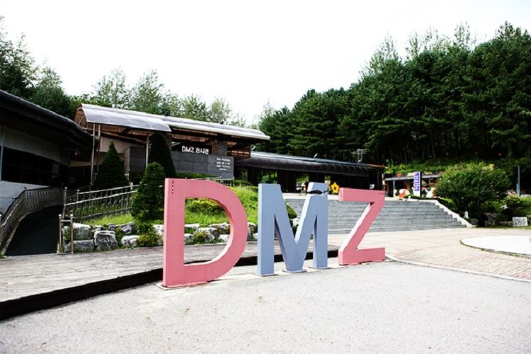 Area Demilitarized Zone di Korea. Demilitarized Zone merupakan garis perbatasan di Korea Selatan dan Korea Utara.
