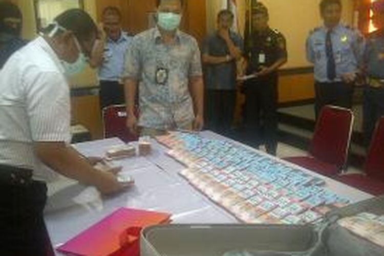 Uang barang bukti penyelundupan bubuk ekstasi 6 kilogram senilai Rp 2 miliar.