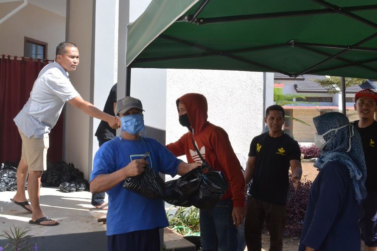 Warga Hegar Asri Residence, Baleendah, Bandung, saat bekerja sama dalam menyalurkan daging kurban Idul Adha 1441 Hijriah pada Sabtu 1 Agustus 2020.