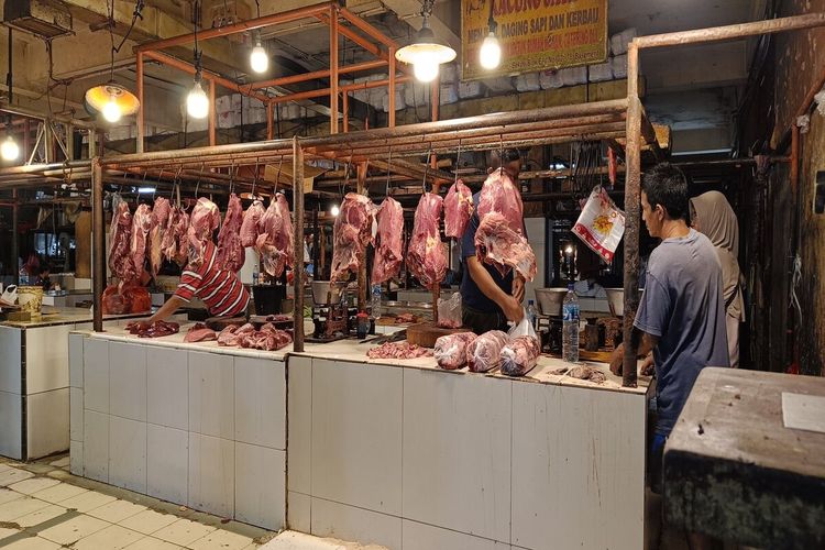 Pedagang daging sapi di Pasar Tradisional Pondok Gede, Jakarta Timur masih mengeluhkan pembeli yang sepi menjelang Natal 2022 dan Tahun Baru 2023, Minggu (18/12/2022). Harga daging sapi fluktuatif per kilogram per harinya berkisar antara Rp 130.000 - Rp 150.0000.