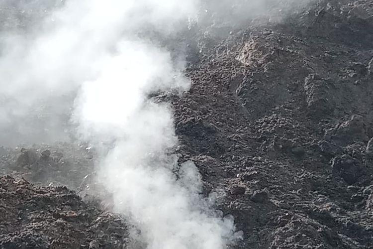 Kepulan asap yang berbau belerang dan minyak tanah muncul di Desa Sebot, Kecamatan Molo Utara, Kabupaten Timor Tengah Selatan (TTS), Provinsi Nusa Tenggara Timur (NTT)