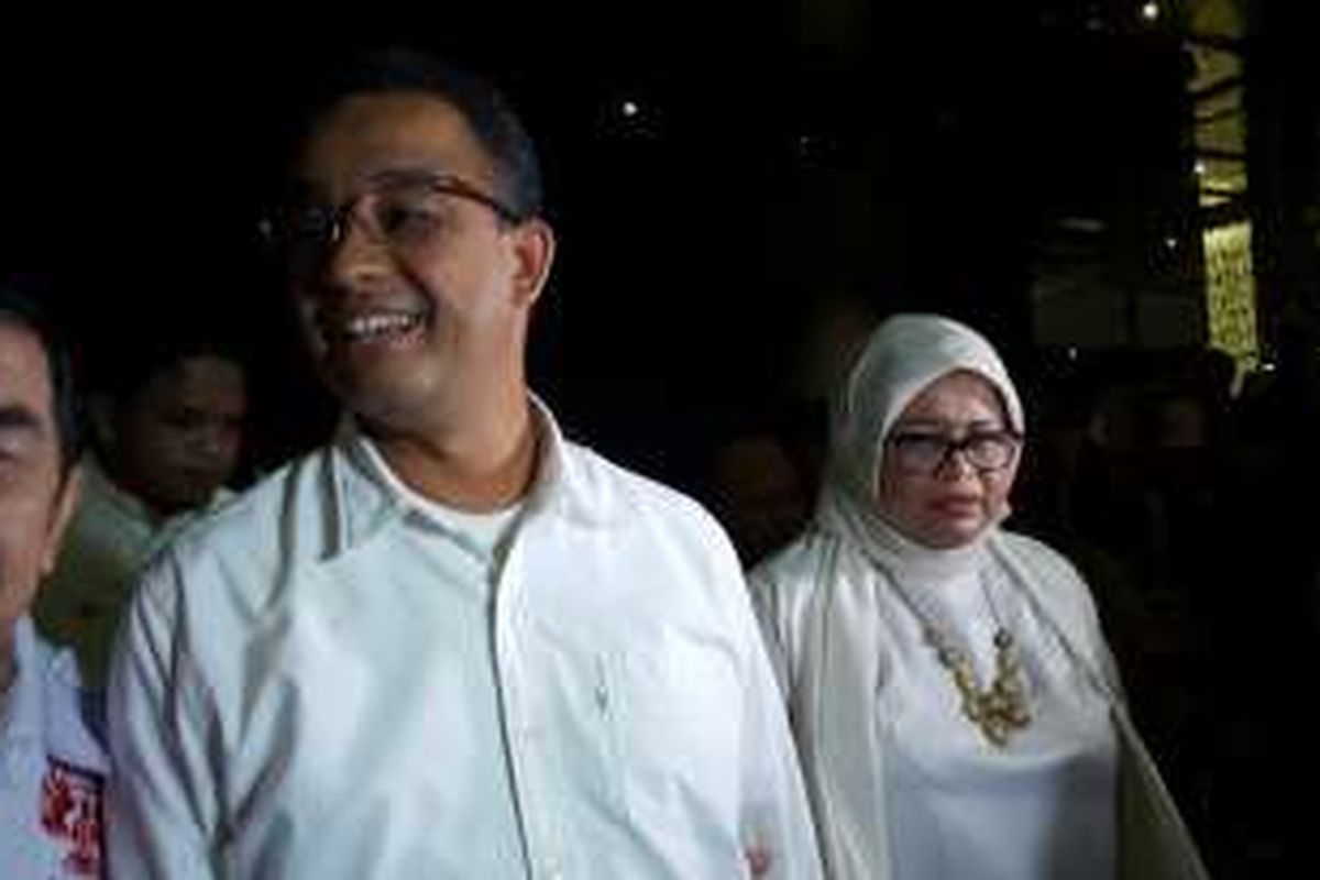 Calon gubernur DKI Jakarta Anies Baswedan bersama istrinya, Fery Farhati, saat tiba di Hotel Birawa, Jakarta Selatan, untuk mengikuti debat yang diselenggarakan KPU DKI, Jumat (13/1/2017) malam.