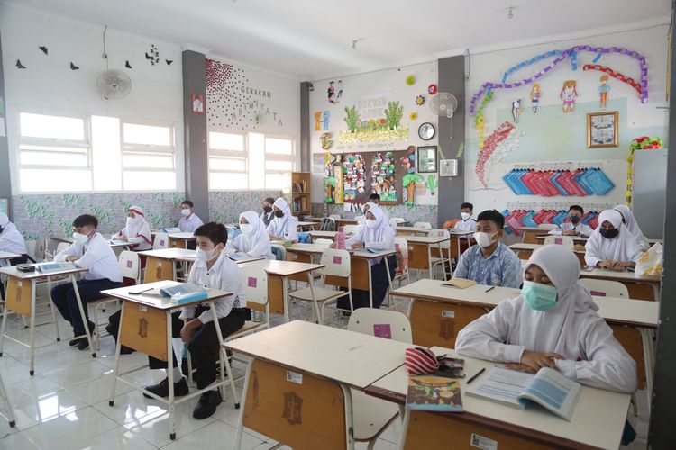 Sejumlah pelajar di Surabaya, Jawa Timur, saat melaksanakan pembelajaran tatap muka (PTM) terbatas di masa pandemi Covid-19.