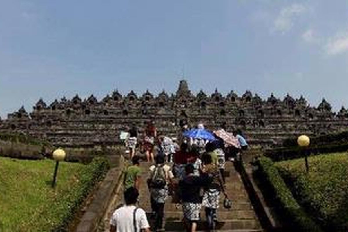 Wisatawan mengunjungi Candi Borobudur, Magelang, Jawa Tengah, Senin (25/4/2011). Pengelola candi menutup lantai 8,9, dan 10 karena masih dalam tahap pembersihan dari abu vulkanik Gunung Merapi. 