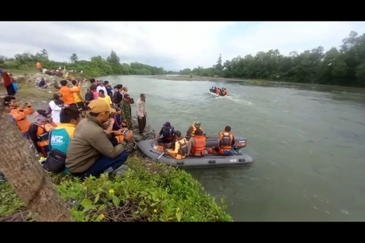 Tim Pos SAR  gabungan sedang menyisir sungai Singkoyo cari korban kakak dan adik yang tenggelam dan terseret arus, Senin (22/5/2023). 