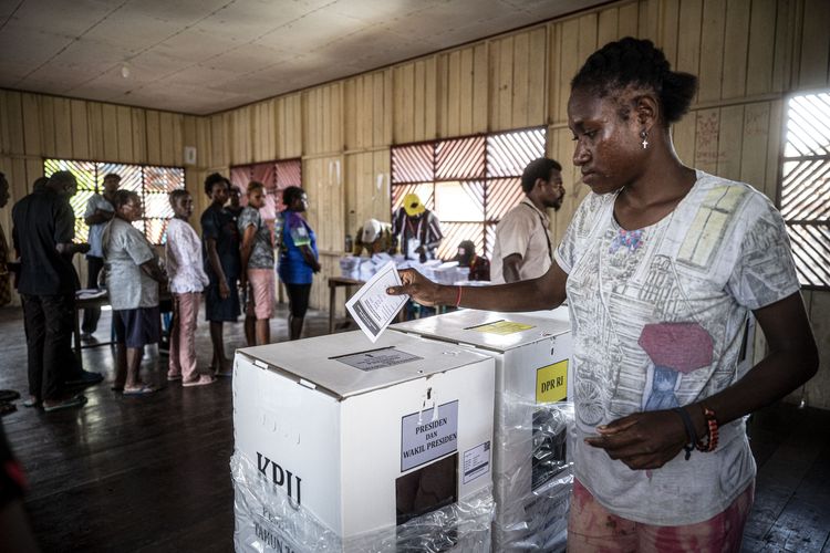 Warga memasukan surat suara Pemilu 2024 ke dalam kotak suara usai menggunakan hak pilihnya di Tempat Pemungutan Suara (TPS) 01 di Kampung Aswet, Distrik Agats, Kabupaten Asmat, Papua Selatan, Rabu (14/2/2024). Komisi Pemilihan Umum (KPU) Kabupaten Asmat menetapkan daftar pemilih tetap (DPT) Kabupaten Asmat sebanyak 80.122 orang yang tersebar di 224 kampung dengan 352 TPS. 