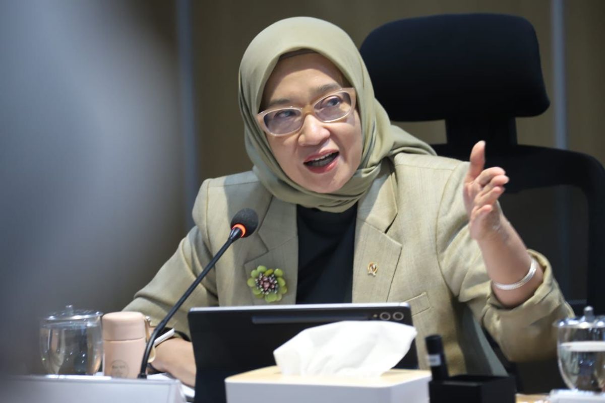 Menteri Pendayagunaan Aparatur Negara dan Reformasi Birokrasi (PANRB) Rini Widyantini dalam rapat koordinasi bersama Komite Percepatan Transformasi Digital Pemerintah (KPTDP) di Jakarta, Rabu (12/11/2025).