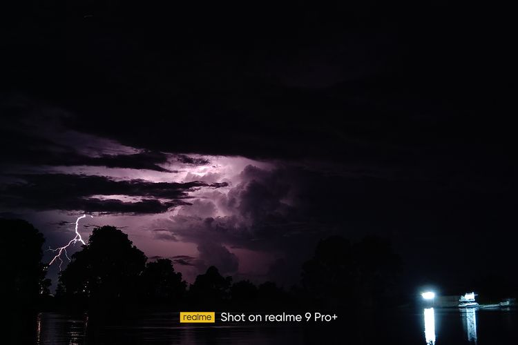 Pemandangan dramatis di Danau Semayang saat langit mendung. 