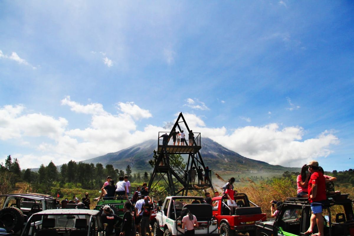 Aktivitas jeep di Jurang Jero di area Taman Nasional Gunung Merapi.