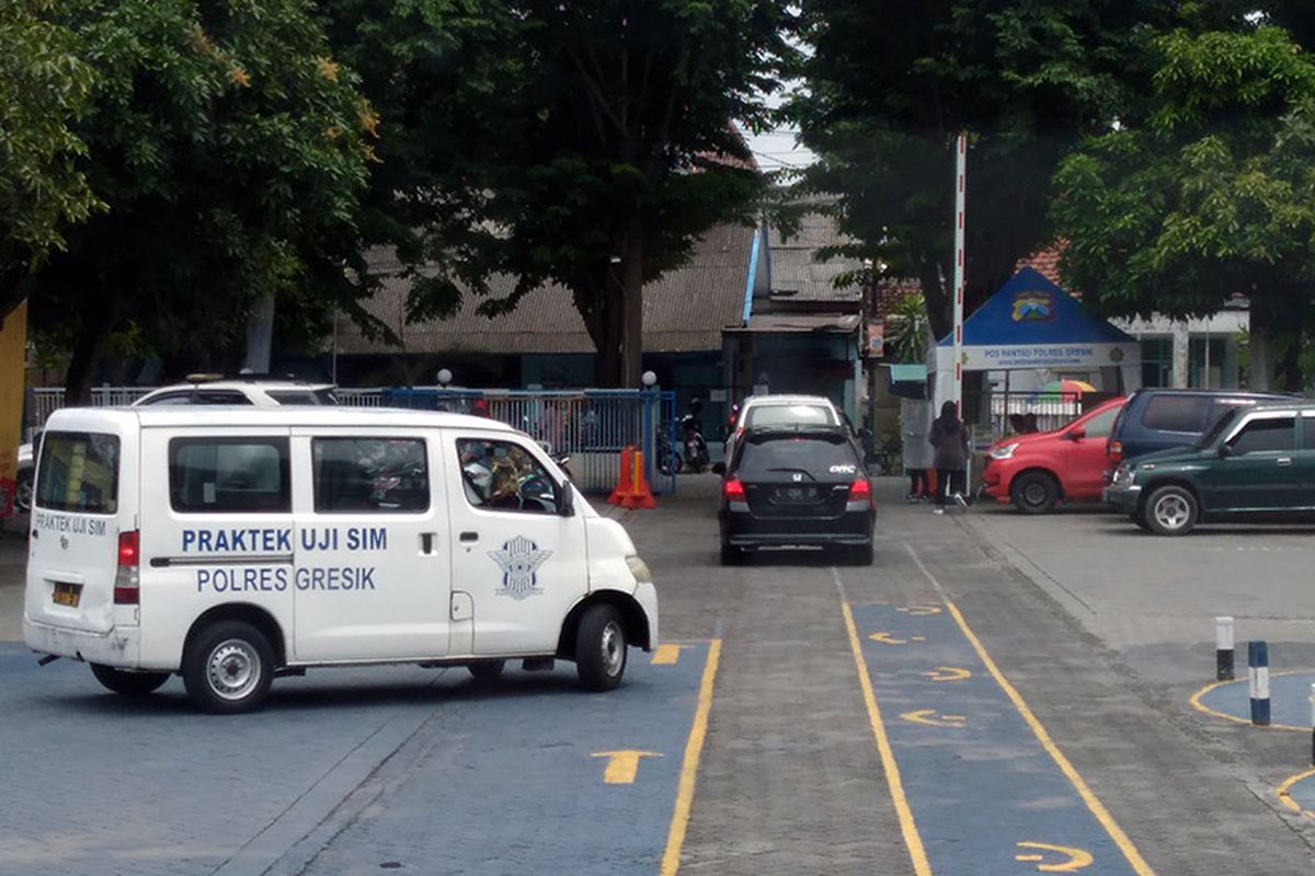 Praktek ujian bagi pemohon SIM A di Satlantas Polres Gresik.