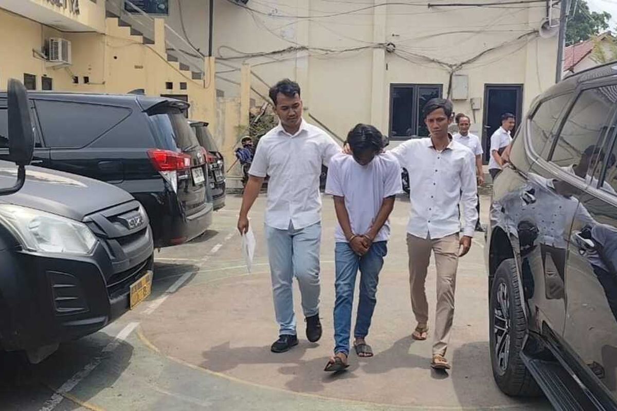 Kapolres Cirebon Kota AKBP Eko Iskandar memberikan keterangan pasca inisial T pria yang modus ditabrak mobil sebagai tersangka di Mapolres Cirebon Kota, hari Rabu (17/9/2025) siang.