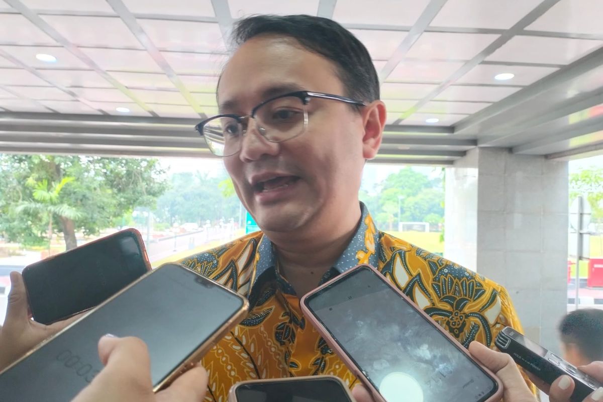 Wakil Menteri Perdagangan (Wamendag) Jerry Sambuaga usai menghadiri rapat kerja dengan Komis VI DPR di Kompleks Parleman, Senayan, Jakarta, Selasa (6/6/2023).