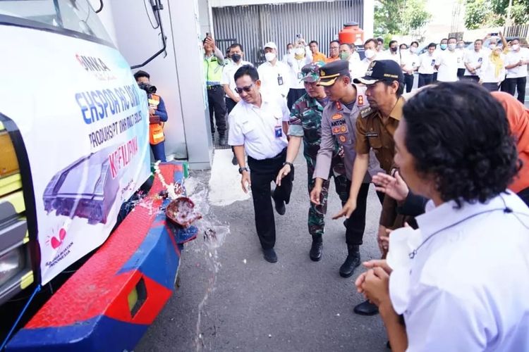 PECAH KENDI—Bupati Madiun, Ahmad Dawami memecahkan kendi air ke truk pengangkut AC kereta api yang diekpor ke Filipina, Senin (26/9/2022).