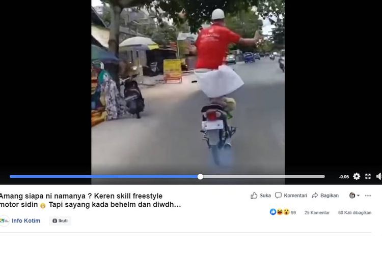 Tangkapan layar video yang menampilkan seorang kakek di Kota Waringin Timur beratraksi dengan berdiri di atas sepeda motornya.