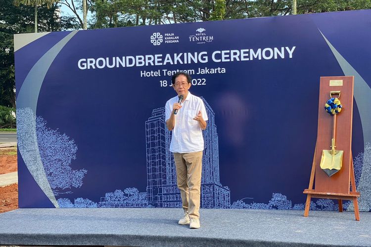 Direktur Utama PT Hotel Candi Baru Irwan Hidayat berbicara pada groundbreaking Hotel Tentrem Jakarta, Sabtu (18/6/2022).