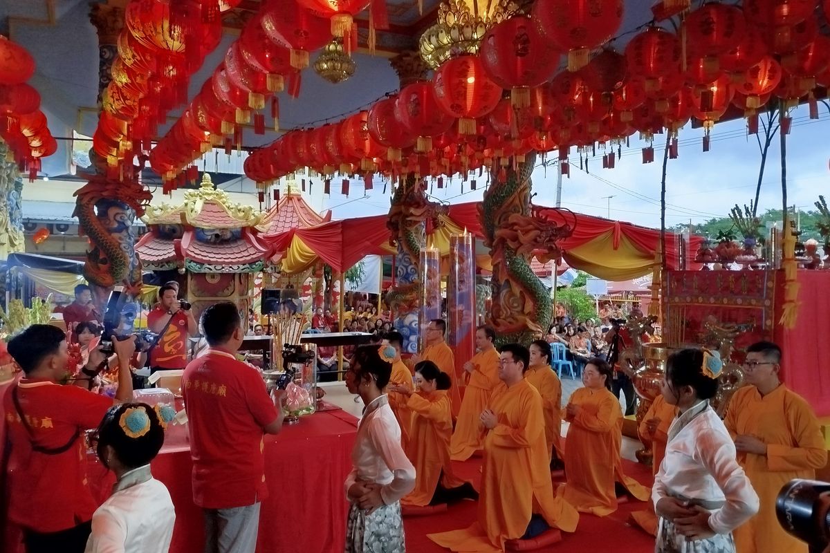 Ibadah peringatan hari kebesaran di Klenteng Hoo Tong Bio Banyuwangi, Selasa (25/2/2025).