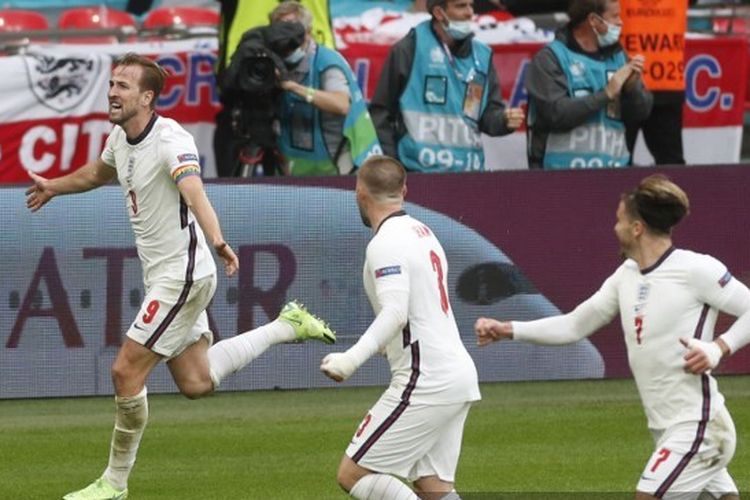 Striker timnas Inggris Harry Kane (kiri) berselebrasi usai mencetak gol ke gawang Jerman pada laga babak 16 besar Euro 2020 di Stadion Wembley, London, Inggris, Rabu (30/6/2021) dini hari WIB. 