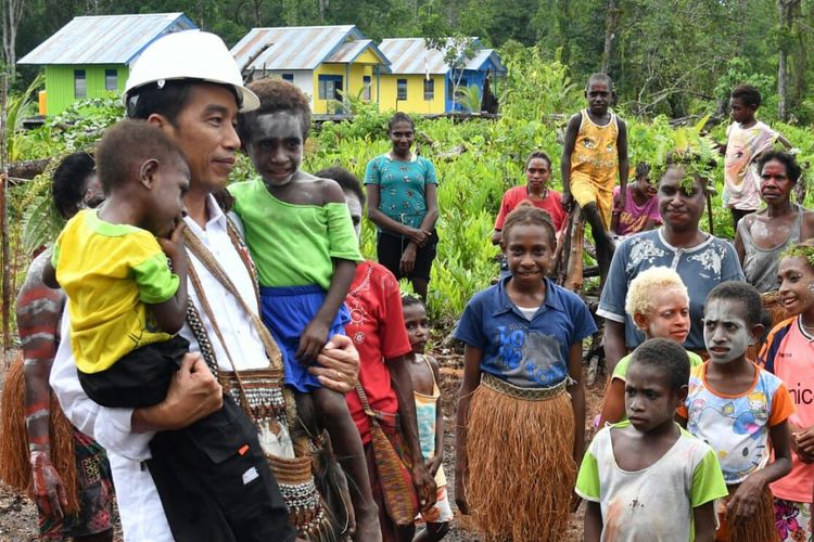 Presiden Joko Widodo menggendong dua balita di Kampung Kayeh, Kota Agats, Kabupaten Asmat, Papua, Kamis (12/4/2018). Balita berkaus kuning juga bernama Jokowi.