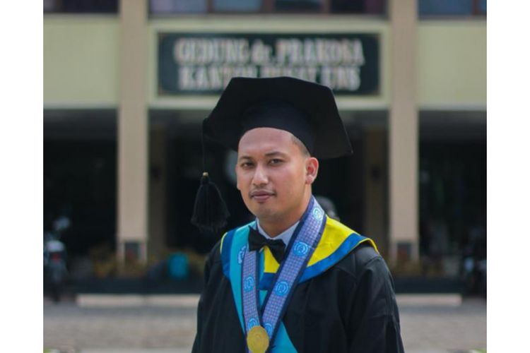 Mufti Reza Aulia Putra, lulus usia 25 tahun, IPK 4,0 dan cum laude. 