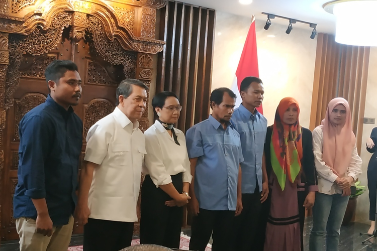 Menteri Luar Negeri (Menlu) Retno Marsudi menggelar serah terima dua Warga Negara Indonesia (WNI) yang disandera kelompok Abu Sayyaf di Filipina yaitu Maharudin Lunani dan Samiun Maneu di Gedung Pancasila Kementerian Luar Negeri, Jakarta, Kamis (26/12/2019)