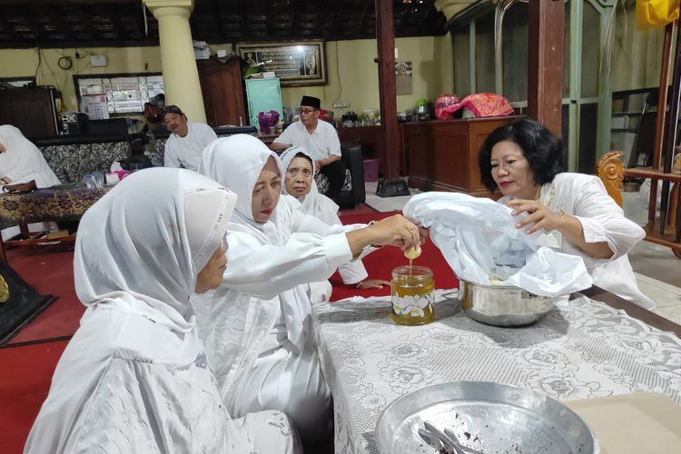 Melihat Pembuatan Lisah Sepuh di Demak, Minyak yang Dipakai Menjamas Pusaka Sunan Kalijaga