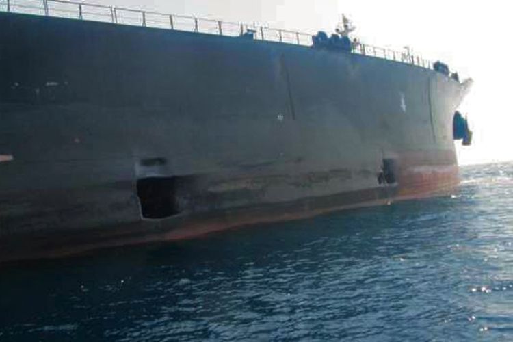 Foto yang dirilis NIOTC menampilkan lubang yang diduga akibat serangan rudal di lambung kapal tanker minyak miliknya.