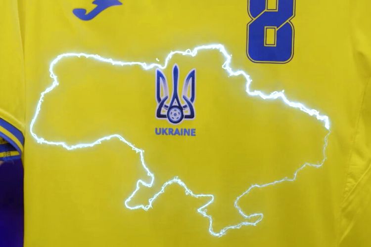 Foto diambil dari video yang dirilis oleh Presiden Asosiasi Sepak Bola Ukraina Andrii Pavel Pavelko melalui Facebook, menunjukkan seragam baru Tim nasional sepak bola Ukraina yang menyala menunjukkan peta Ukraina termasuk Krimea yang dicaplok Rusia. 