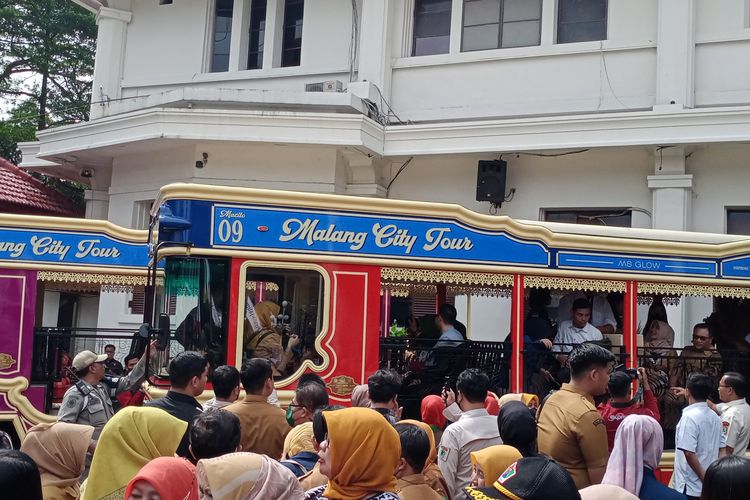 Dua bus Macito baru saat dijajal Wali Kota Malang, Sutiaji di Balai Kota Malang pada Senin (30/1/2023). 