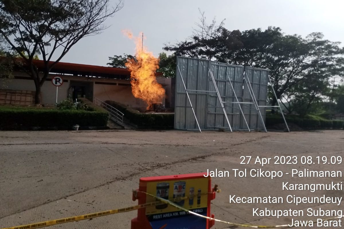 Semburan api di Rest Area KM 86 B Tol Cipali.
