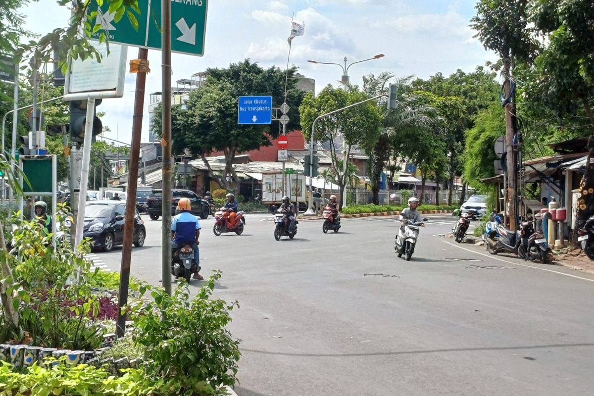 Banyak pelanggaran lalu lintas di Jalan Panjang, Perempatan Duri Kepa, Kebon Jeruk, Jakarta Barat, Selasa (5/3/2024).
