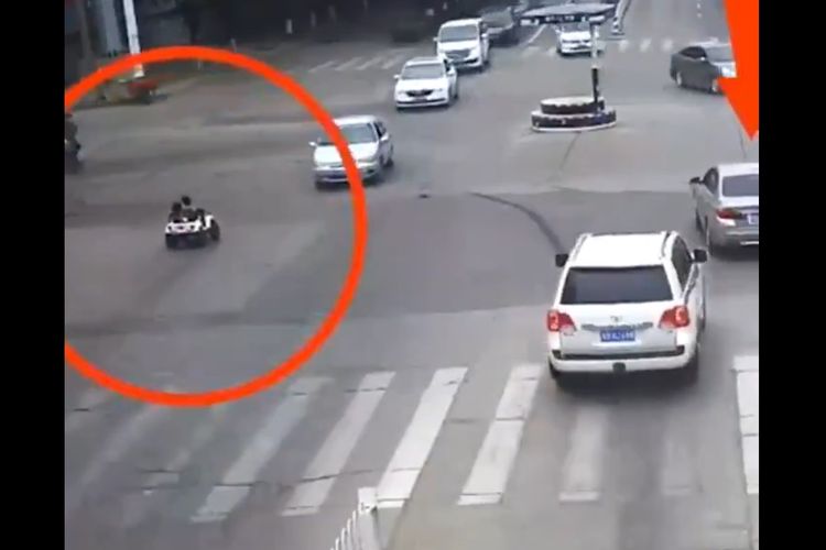 Video dari CCTV lalu lintas menunjukkan dua bocah mengendarai mobil listrik mainan di jalan raya saat jam sibuk. Peristiwa ini terjadi di kota Zunhua, Provinsi Hebei, China utara, pada Minggu (12/7/2020).