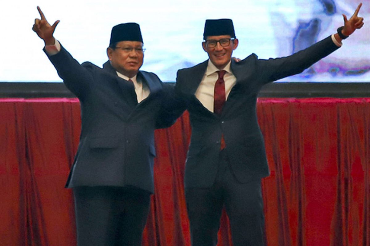 Calon Presiden dan Wakil Presiden nomor urut 02 Prabowo Subianto (kiri) dan Sandiaga Uno (kanan) menyapa pendukung saat akan menyampaikan pidato kebangsaan di Jakarta Convention Center, Jakarta, Senin (14/1/2019). Prabowo-Sandiaga menyampaikan pidato kebangsaan dengan tema Indonesia Menang yang merupakan tagline visi dan misinya.