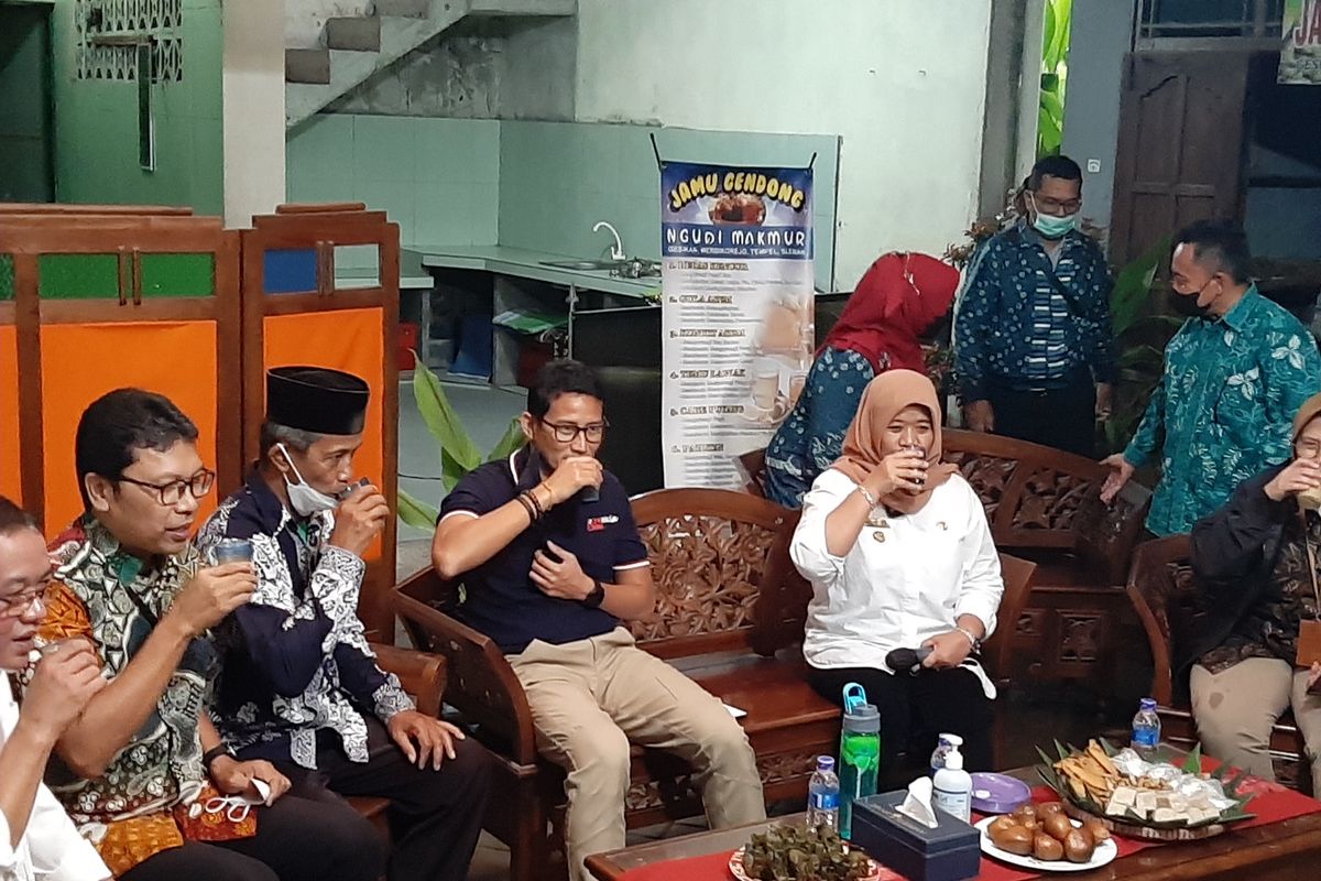 Menteri Pariwisata dan Ekonomi Kreatif/Kepala Badan Pariwisata dan Ekonomi Kreatif, Sandiaga Salahuddin Uno saat minum jamu beras kencur di sentra jamu gendong Dusun Gesikan, Desa Merdikorejo, Kecamatan Tempel, Kabupaten Sleman.