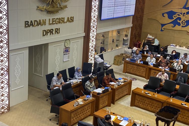 Suasana rapat Panitia Kerja Badan Legislasi (Baleg) penyusunan revisi UU Kementerian Negara, di Gedung DPR, Senayan, Jakarta, Kamis (16/5/2024). 