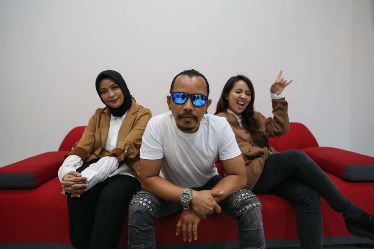 Band KotaK saat berkunjung ke Kantor Redaksi Kompas.com, Jakarta, Selasa (14/7/2020). KotaK diketahui baru merilis singel terbaru mereka berjudul Hoax. Sebuah lagu yang berisi pesan agar masyarakat tidak ikut menyebarkan berita-berita bohong atau hoaks.