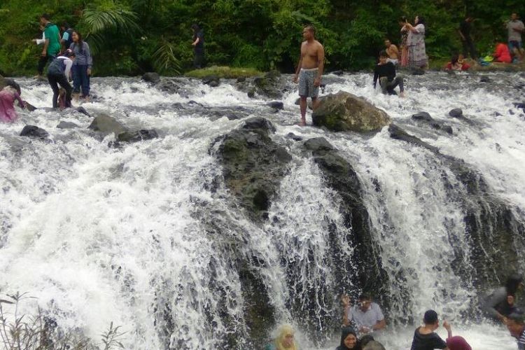 Pengunjung mandi di obyek wisata Sungai Rayap di Desa Panton Rayeuk Sa, Kecamatan Kuta Makmur, Kabupaten Aceh Utara, Aceh, Senin (4/9/2017).