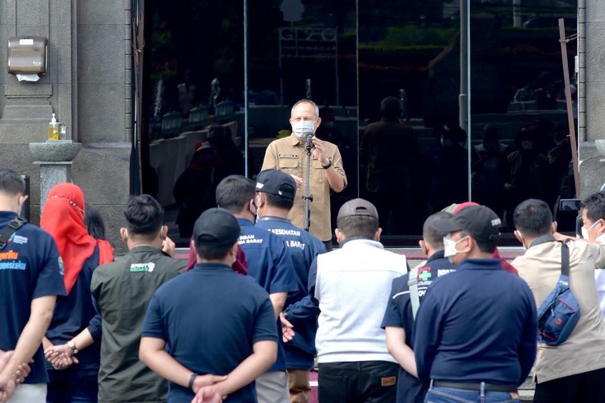 Sekretaris Daerah Provinsi Jawa Barat Setiawan Wangsaatmaja melepas Roadshow Protokol Kesehatan Dinas Kesehatan  Jabar, di halaman depan Gedung Sate Bandung, Senin (23/05/2022).
