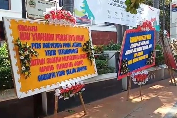 Sejumlah korban penipuan mengirim karangan bungan untuk oknum PNS Bapenda Jateng, Senin (15/5/2023).