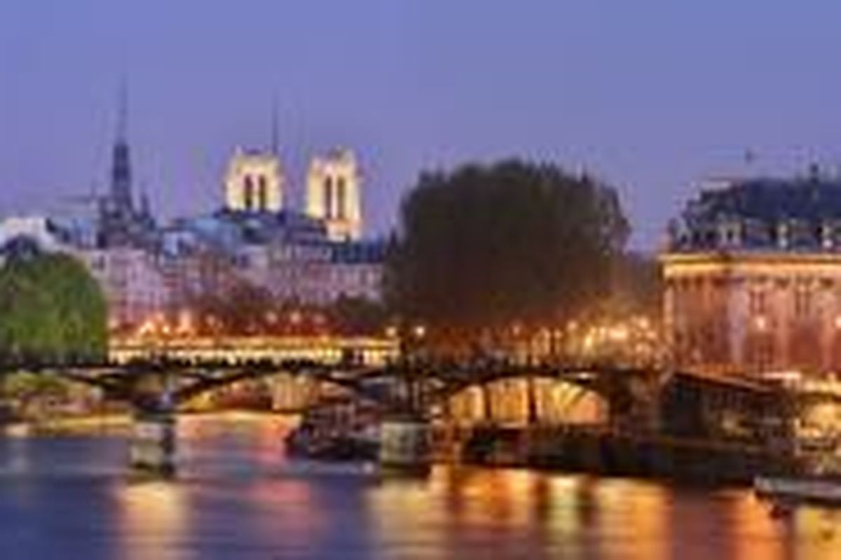 Pont des Arts, jembatan logam berlengkung sembilan, merupakan salah satu tempat romantis yang kerap dikunjungi.