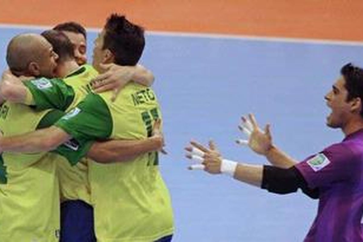 Para pemain Brasil merayakan gol ke gawang Jepang pada laga Grup C Piala Dunia Futsal 2012 di Korat Chatchai Hall, Nakhon Ratchasima, Kamis (1/11/2012).
