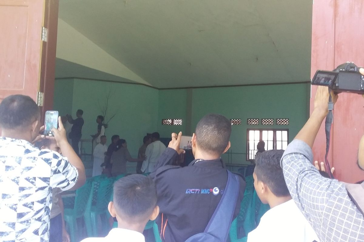 Foto : Suasana setelah rapat bersama antara pihak sekolah dan orangtua siswa di aula Seminari Bunda Segala Bangsa, Maumere, Kabupaten Sikka, NTT, Selasa (25/2/2020).