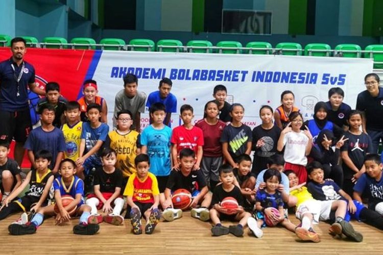 Akademi ini menyediakan jasa pelatihan teknik dan skill bermain basket yang fun dan berkualitas dengan target peserta usia 5 sampai 16 tahun. Diasuh oleh mantan pemain nasional Amin Prihantono, akademi Bolabasket beroperasi di GBK Arena Senayan Jakarta.