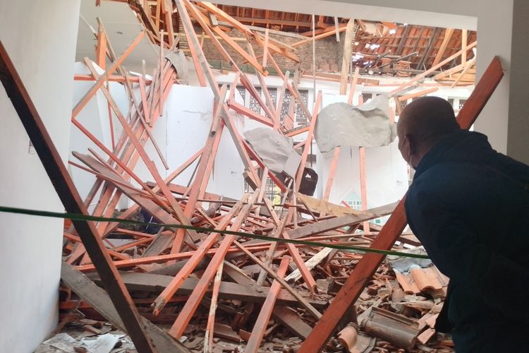 Situasi atap Gedung Yayasan Pusat Kebudayaan (YPK) di Jalan Naripan, Kota Bandung, Jawa Barat yang ambruk menimpa sejumlah karya seni AR. Soedarto yang sedang dipamerkan, Selasa (29/10/2024).