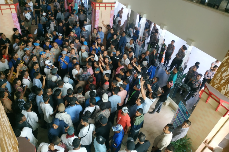 Keributan di arena Kongres V PAN di Hotel Claro, Kendari, Sulawesi Tenggara, Senin (10/2/2020).