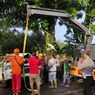 Lewati Jalanan Menurun di Karanganyar, Sebuah Mobil Nyungsep ke Pekarangan Warga